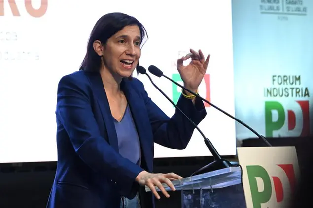 La segretaria Elly Schlein nel corso della Conferenza nazionale del Pd sulle politiche industriali