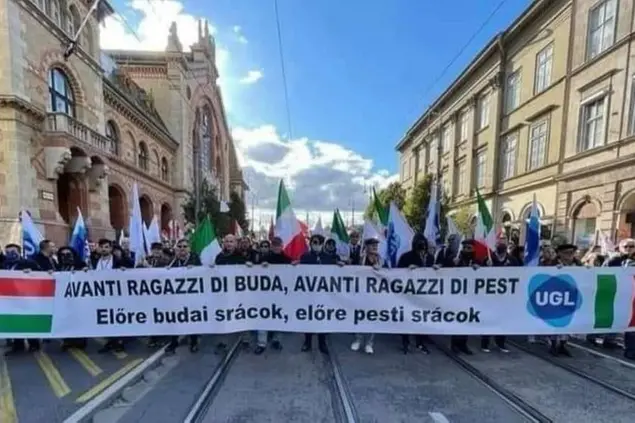(«Presente alla testa del corteo!», dichiara soddisfatto Paolo Capone, segretario di Ugl, mentre twitta questa foto da Budapest)