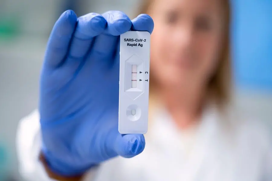 12/11/2020 Lund, operatori sanitari effettuano il tampone antigenico rapido per il Covid-19 in un laboratorio