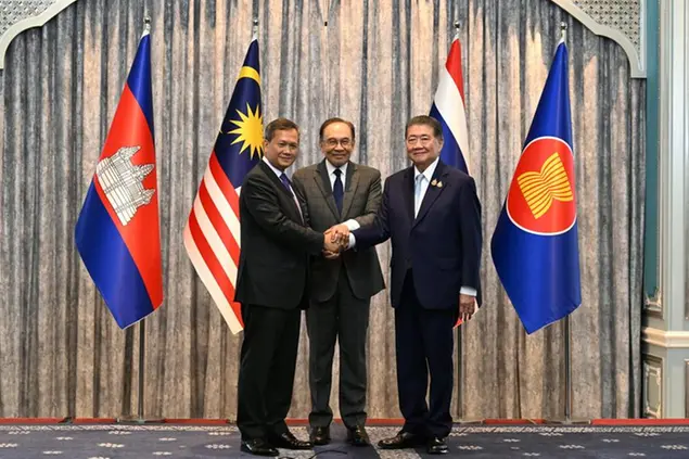 Il primo ministro della Malesia Anwar Ibrahim (al centro) durante una conferenza stampa accanto al primo ministro della Cambogia Hun Manet (a sinistra) e al primo ministro ad interim della Thailandia Phumtham Wechayachai (a destra)