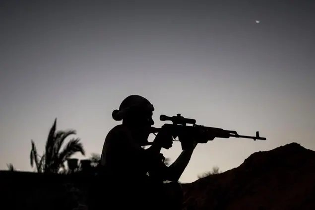 29 July 2019, Libya, Tripoli: A sniper of Libya's UN-backed Government of National Accord (GNA) of Fayez Serraj, aims his rifle during clashes with forces of the self-styled Libyan National Army (LNA) led by Libyan strongman Khalifa Haftar, at the Salah al-Din frontline. Photo by: Amru Salahuddien/picture-alliance/dpa/AP Images