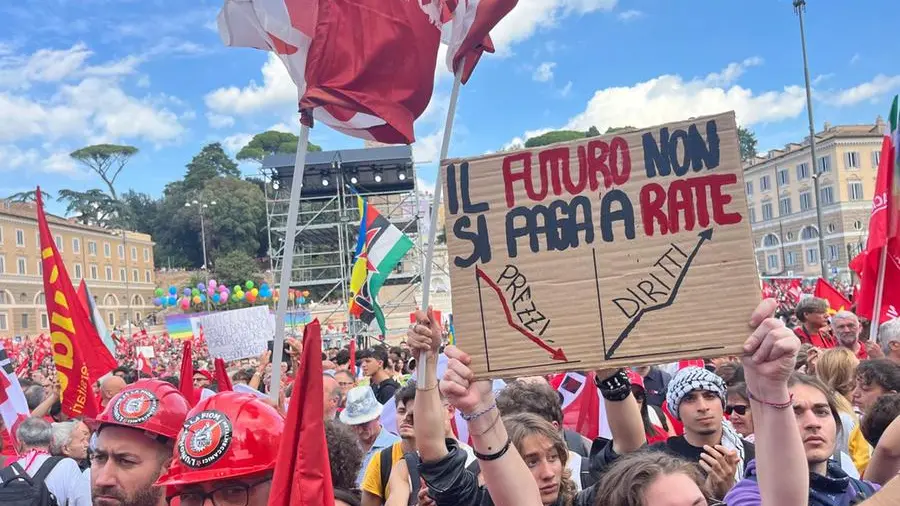 Manifestazione della Cgil a Roma, la sfida di Landini: «La manovra fa schifo, sciopero generale»