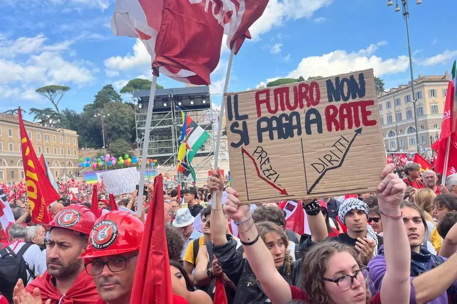 Manifestazione della Cgil a Roma, la sfida di Landini: «La manovra fa schifo, sciopero generale»