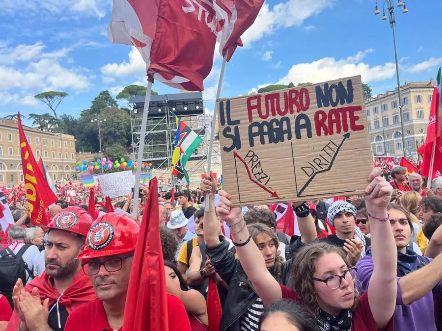 Manifestazione della Cgil a Roma, la sfida di Landini: «La manovra fa schifo, sciopero generale»