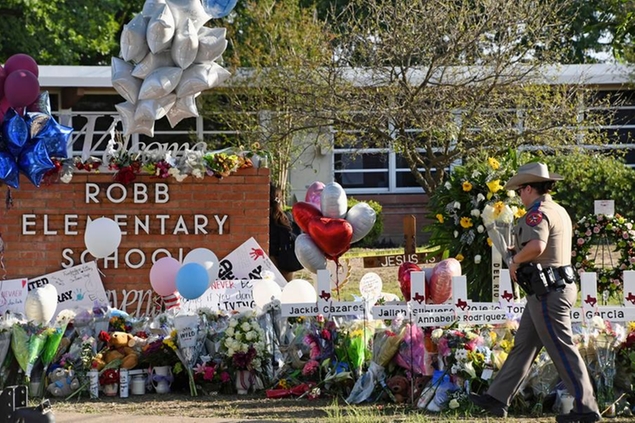 Flowers and balloons are seen at Robb Elementary School in Uvalde, Texas, on May 26, 2022, two days after a mass shooting at the school in which more than 20 people were killed. (Kyodo via AP Images) ==Kyodo