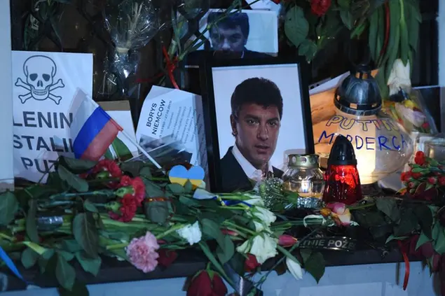 01/03/2015 Mosca, fiori sul luogo in cui il leader dell'opposizione russa ed ex vice primo ministro Boris Nemtsov è stato ucciso