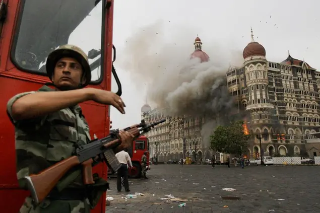 (Novembre 2008, scontri tra esercito indiano ed estremisti asserragliati nell'hotel Taj Mahal di Mumbai. Foto AP)