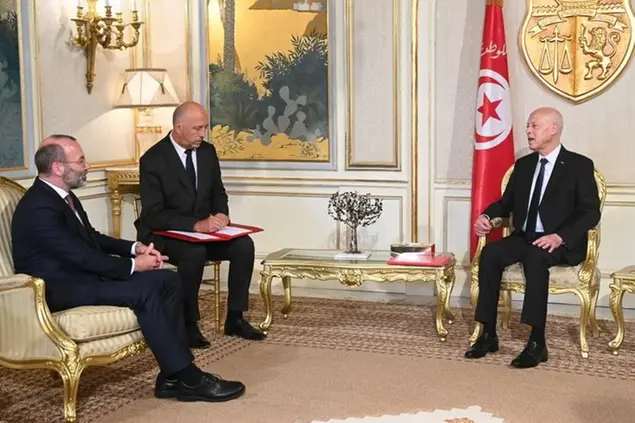 (Il leader del Ppe con il presidente tunisino. Foto M.Web./Twitter)