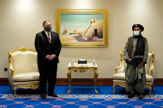 L'allora segretario di Stato Usa Mike Pompeo insieme al capo politico dei Talebani, Abdul Ghani Baradar, a Doha il 21\\u00A0novembre 2020. Il 29 febbraio precedente, sempre nella capitale del Qatar, Stati Uniti e studenti coranici avevano firmato un\\u00A0accordo di pace