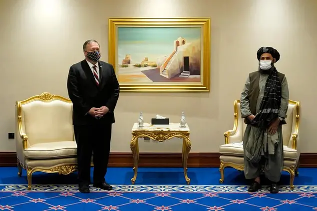 L'allora segretario di Stato Usa Mike Pompeo insieme al capo politico dei Talebani, Abdul Ghani Baradar, a Doha il 21\\u00A0novembre 2020. Il 29 febbraio precedente, sempre nella capitale del Qatar, Stati Uniti e studenti coranici avevano firmato un\\u00A0accordo di pace
