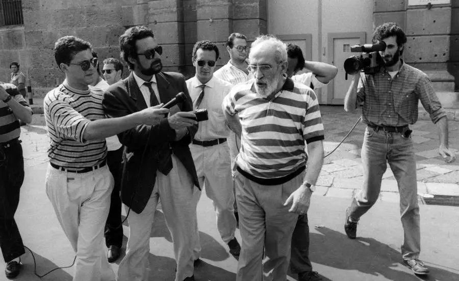 Vito Ciancimino, politico della Democrazia Cristiana e complice di Cosa nostra,\u00A0assediato dai giornalisti all'uscita del carcere dell'Ucciardone