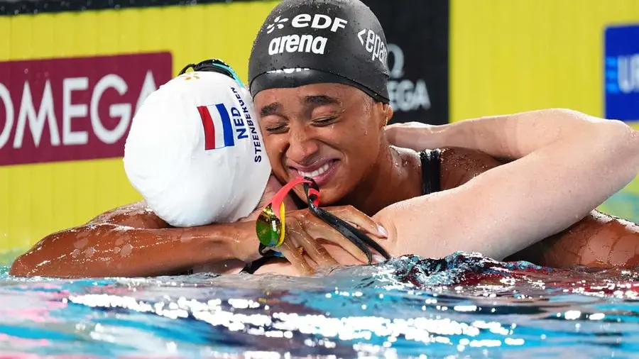 Sara Curtis, nuotatrice italiana, batte il record del mondo nei 50 dorso durante una gara internazionale