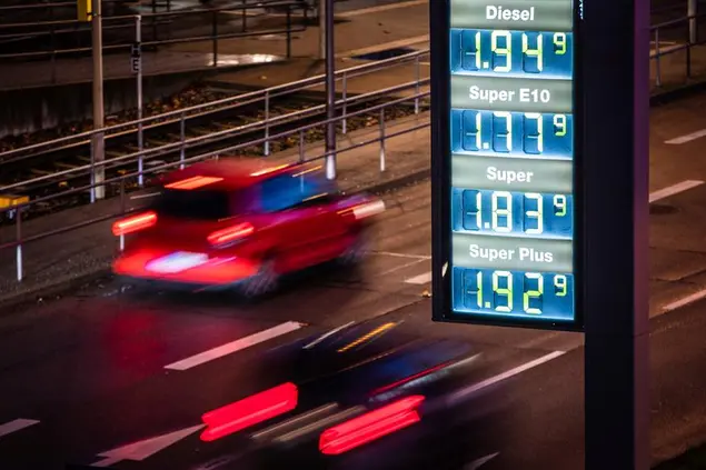 30 December 2022, Baden-Wuerttemberg, Stuttgart: Cars drive past a price board at a gas station in the early morning. Photo by: Christoph Schmidt/picture-alliance/dpa/AP Images