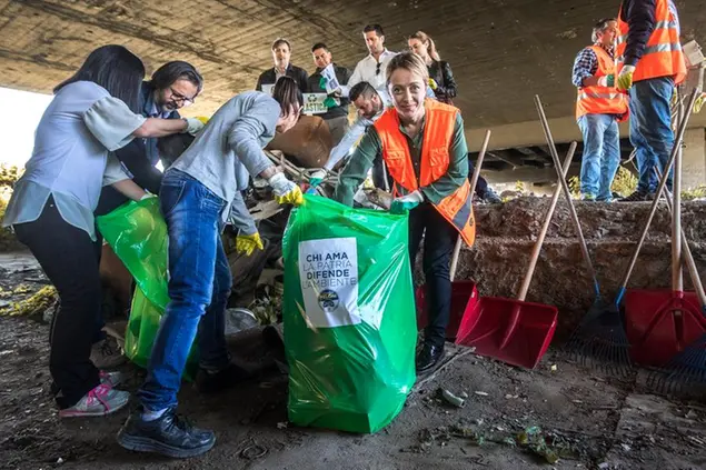 (Meloni, leader di Fratelli d’Italia, si fa fotografare vicino alle sponde del Tevere durante il flash mob “Chi ama la Patria difende l’ambiente”.\\u00A0Foto LaPresse)