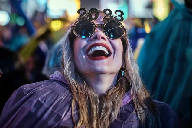 A reveler laughs as she waits for the countdown during the New Year's Eve celebrations in Times Square, late Saturday, Dec. 31, 2022, in New York. (AP Photo/Andres Kudacki) Associated Press/LaPresse Only Italy and Spain