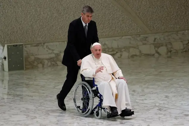 Papa Francesco arriva in sedia a rotelle\\u00A0(AP Photo/Alessandra Tarantino)