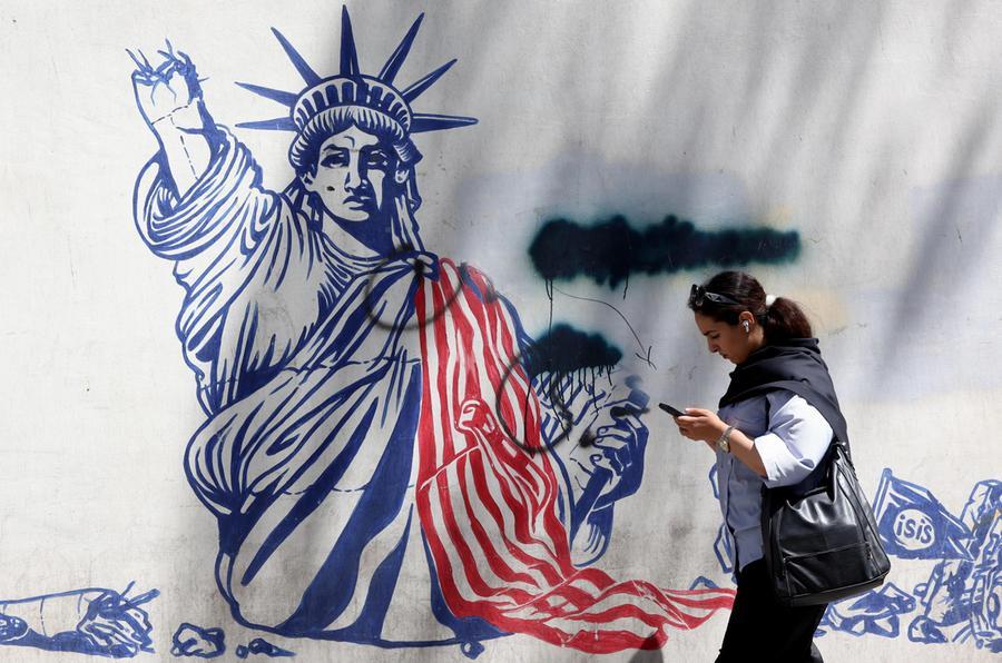 L’Iran: «Accordo mai così vicino»: la firma prima di lunedì. Gli Usa abbattono droni a Hormuz