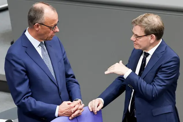 Il cancelliere Merz con il ministro degli Esteri Wadephul, che negli ultimi giorni ha preso posizione su Gaza durante il suo viaggio in Israele