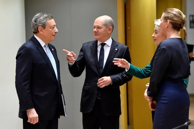 (Draghi con il cancelliere tedesco, la presidente della Commissione europea e la\\u00A0prima ministra danese durante il Consiglio europeo il 21 ottobre. Foto AP)