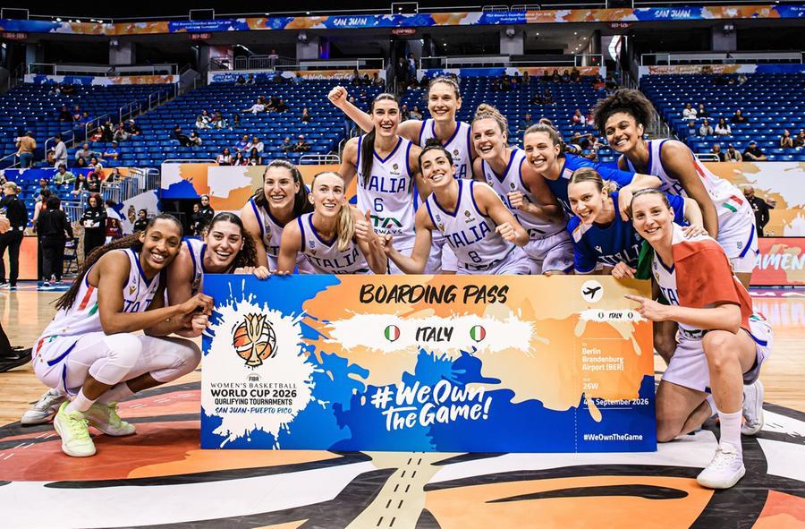 Squadra italiana di basket femminile in preparazione per i Mondiali di Berlino, con giocatrici e coach in campo