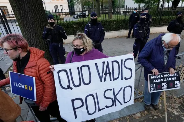 (Proteste a Varsavia davanti alla sede della corte costituzionale. Foto AP)
