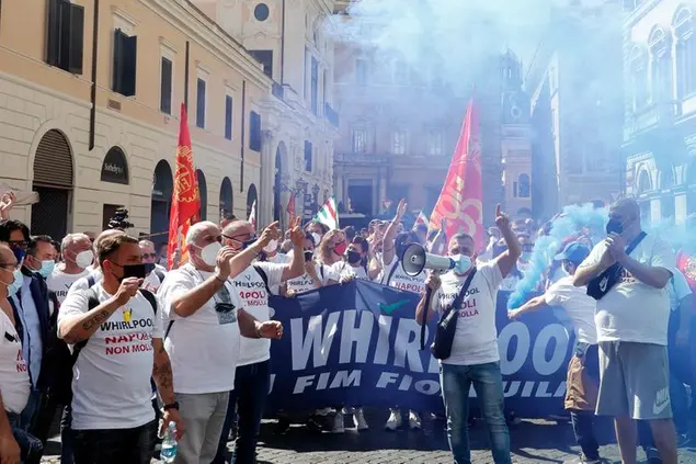 27/05/21 Roma. Protesta lavoratori Whirlpool contro il blocco dei licenziamenti e contro la chiusura dello stabilimento di Napoli.