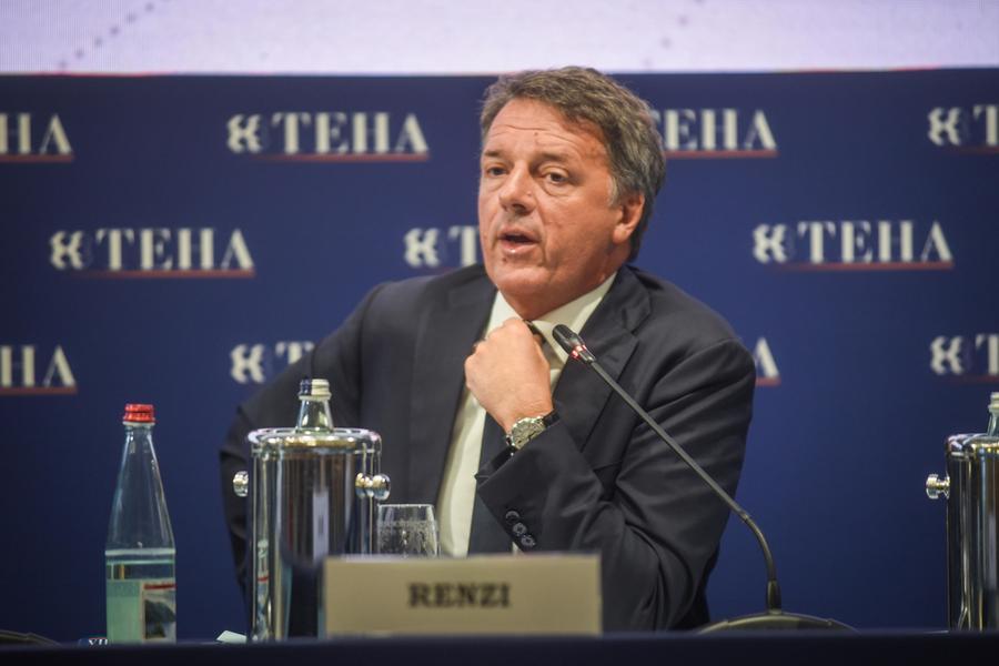 Cernobbio boccia le opposizioni, gelo del Pd su Renzi