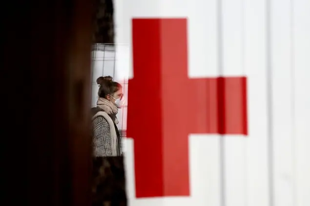 Foto Cecilia Fabiano/ LaPresse 10 Marzo 2021 Roma (Italia) Cronaca Nuovo Hub vaccinale alla Stazione Termini Nella foto: vaccinazione di personale scolastico nel nuovo centro gestito dalla Croce Rossa Photo Cecilia Fabiano/LaPresse March 10, 2021 Roma (Italy) News New vaccination centre in Termini Station In The Pic: school workers are vaccinated from the Red Cross staff