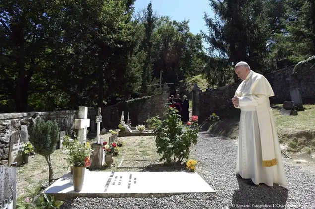 Papa Francesco sulla tomba di Don Milani a Barbiana nel 2017