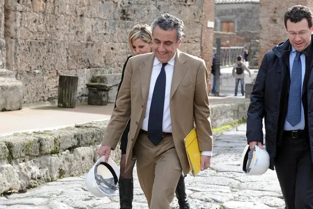 LaPresse 06-02-2013 Cronaca Pompei, al via i lavori di restauro: stanziati 40 milioni dalla Ue Nella foto: Fabrizio Barca, Ministro per la Coesione Territoriale del Governo Monti LaPresse Feb. 6, 2013 News Pompei restoration works to start on February 6