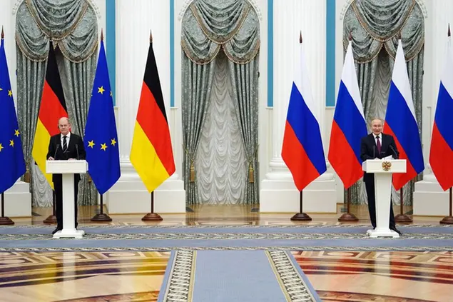 15 February 2022, Russia, Moskau: German Chancellor Olaf Scholz (SPD, l) and Russian President Vladimir Putin give a joint press conference after a one-on-one meeting lasting several hours. Scholz met the Russian president for talks on the situation on the Ukrainian-Russian border. Formally, this is an inaugural visit by the chancellor. Photo by: Kay Nietfeld/picture-alliance/dpa/AP Images