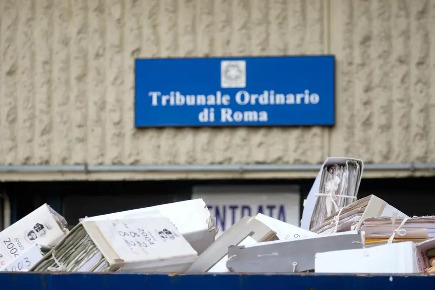 Foto Mauro Scrobogna /LaPresse 19-12-2020 Roma , Italia Cronaca Giustizia - tribunale Nella foto: operazioni di smaltimento di vecchi fascicoli giudiziari Photo Mauro Scrobogna /LaPresse December 19, 2020\\u00A0 Rome, Italy News Justice - court In the photo: operations of disposal of old judicial files