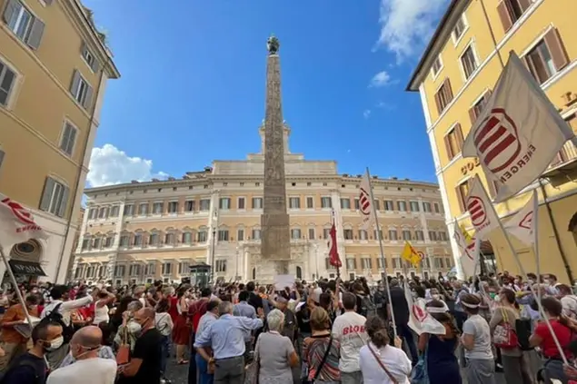 Un'immagine della manifestazione\\u00A0a Piazza Montecitorio delle Ong contro il finanziamento della Guardia costiera libica (Foto dal profilo Fb dell'attore Ascanio Celestini)