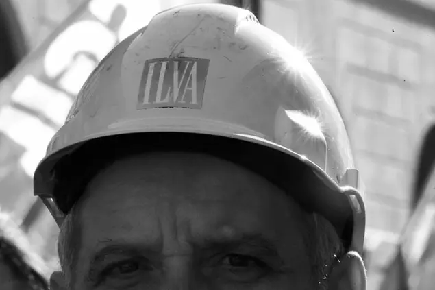 Un lavoratore\\u00A0metalmeccanico\\u00A0dell'ex Ilva (LaPresse)
