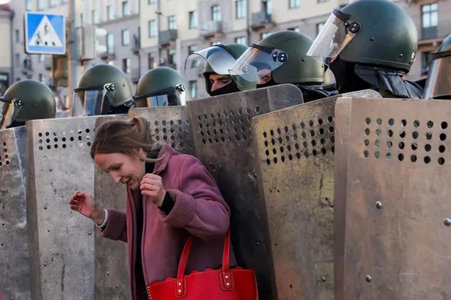(Una donna in piazza a Minsk per protestare contro Lukashensko. Foto LaPresse)