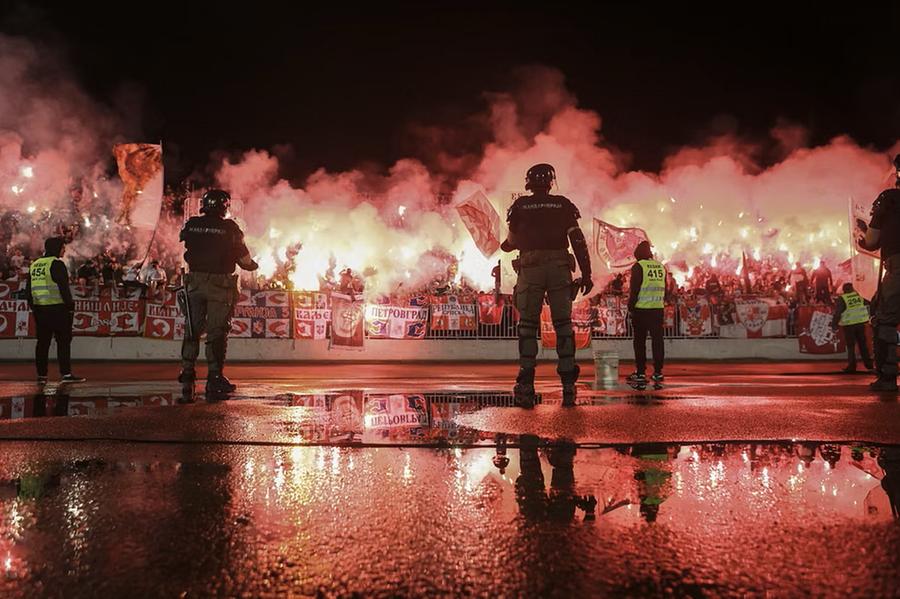 Curva della Stella Rossa di Belgrado che esibisce striscioni in onore di Mladic, durante una partita di calcio