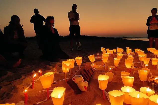 Commemorazione sulla spiaggia di Steccato di Cutro per le vittime del naufragio (Foto Ansa / Giuseppe Pipita)