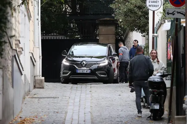 La macchina dell'ex presidente lascia casa sua a Parigi