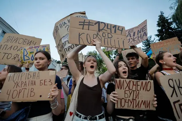 (Proteste in Ucraina contro la legge 12414. Foto Epa/Ansa)