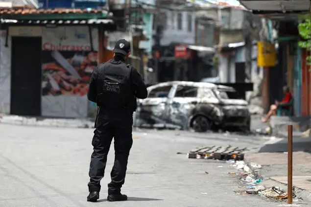 Il raid della polizia a Rio de Janeiro ha ucciso oltre 130 persone (foto Ansa)