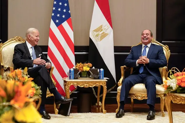 Egyptian President Abdel Fattah el-Sisi laughs as he meets with President Joe Biden at the COP27 U.N. Climate Summit, Friday, Nov. 11, 2022, at Sharm el-Sheikh, Egypt. (AP Photo/Alex Brandon) Associated Press/LaPresse Only Italy and Spain