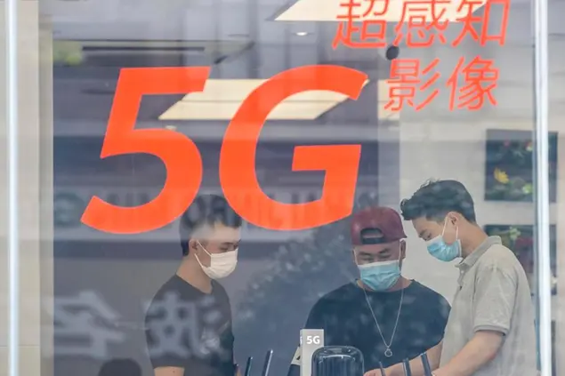 La vetrina di un negozio di tecnologia