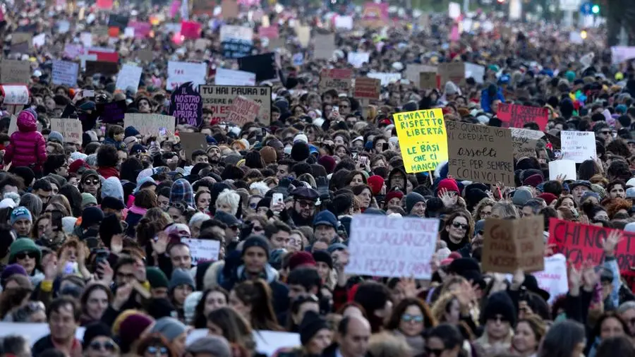 Il rumore contro la violenza dei maschi. La marea di Roma nel nome di ...
