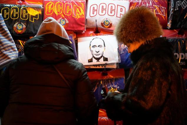 In un negozio di souvenir di San Pietroburgo ci sono magliette dell'Unione sovietica ed altre con raffigurato Vladimir Putin. La foto \\u00E8 stata scattata il 13 dicembre 2021\\u00A0(AP Photo/Dmitri Lovetsky)