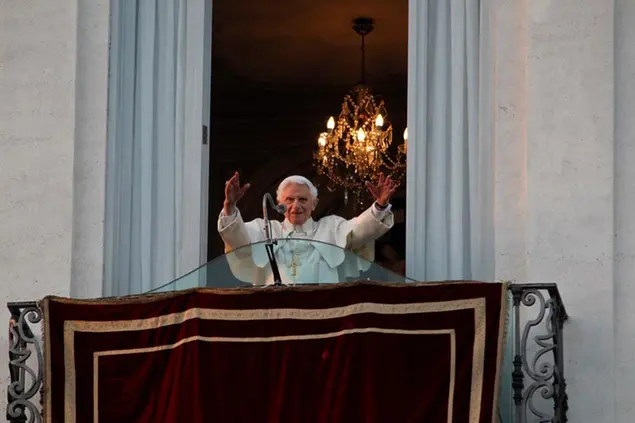 Ultimo saluto di Papa Benedetto XVI dal palazzo apostolico di Castel Gandolfo (LaPresse)