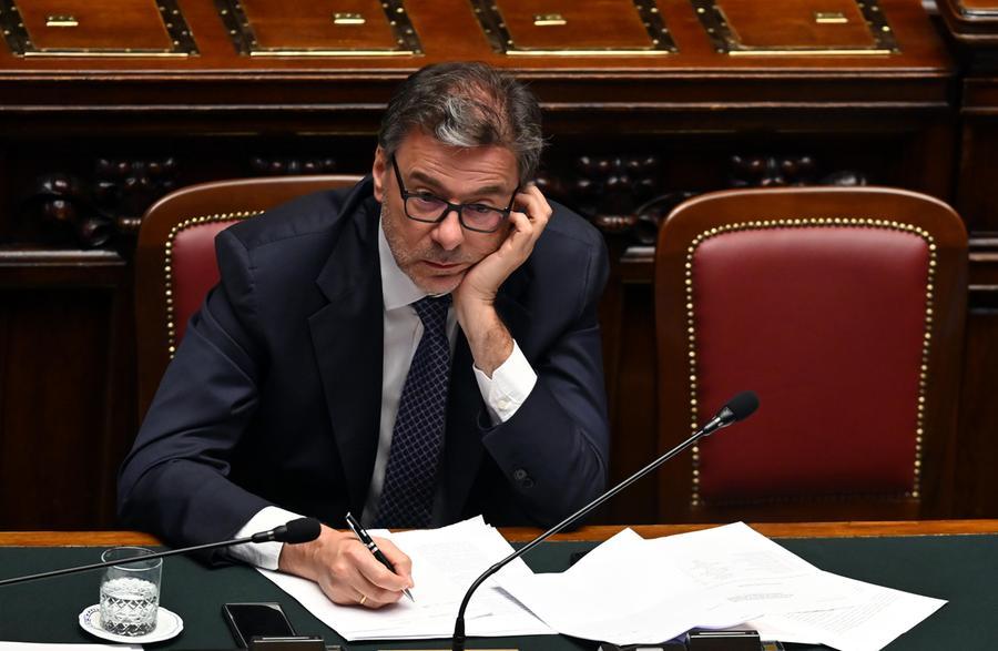 Carri armati, caccia e fondi per l’energia. Il calvario di Giorgetti verso la manovra