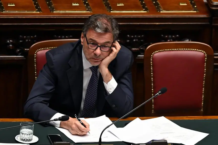 Carri armati, caccia e fondi per l’energia. Il calvario di Giorgetti verso la manovra