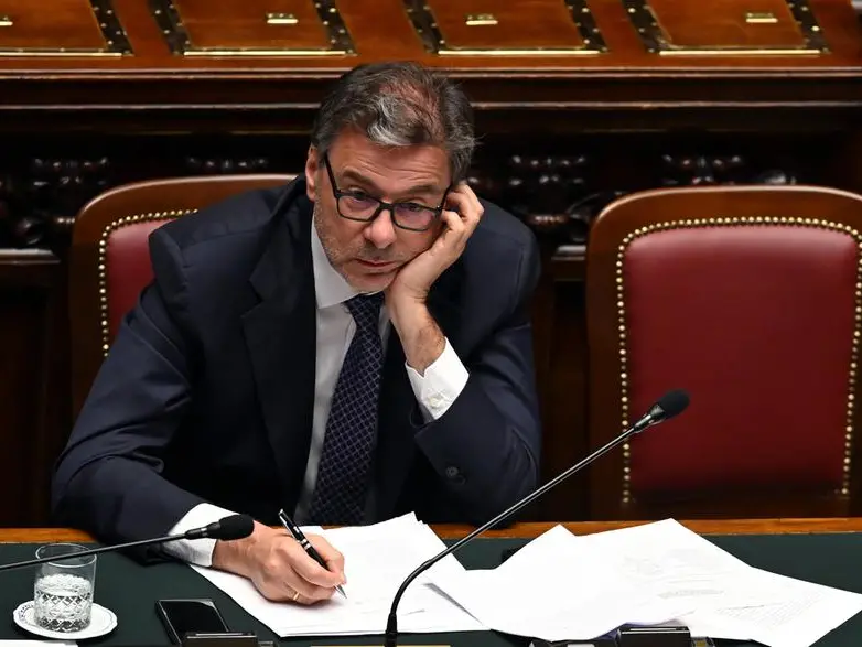 Carri armati, caccia e fondi per l’energia. Il calvario di Giorgetti verso la manovra