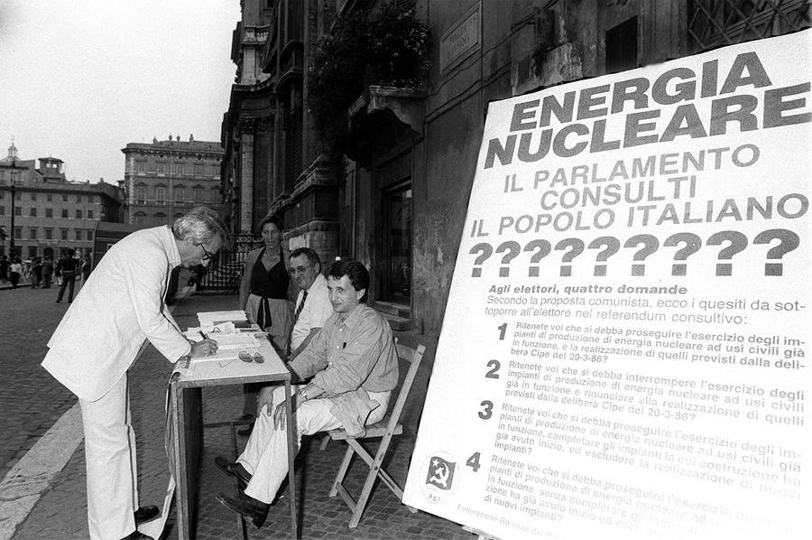 Donne e uomini firmano referendum in modo diverso, con un divario generazionale e regionale