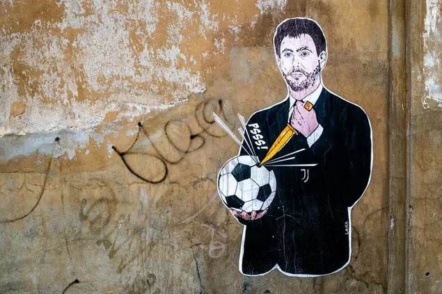 21/04/2021 Roma, murale della street artist Laika contro la formazione della Superlega: The Football Factory - (in)fedeli alla tribù. Il murale raffigura il presidente della Juventus Andrea Agnelli che buca un pallone